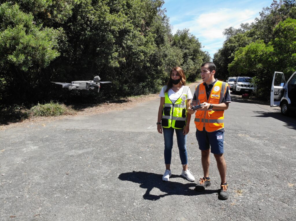 Drone in volo vicino agli operatori durante l’esercitazione di ricerca per attività formativa 
