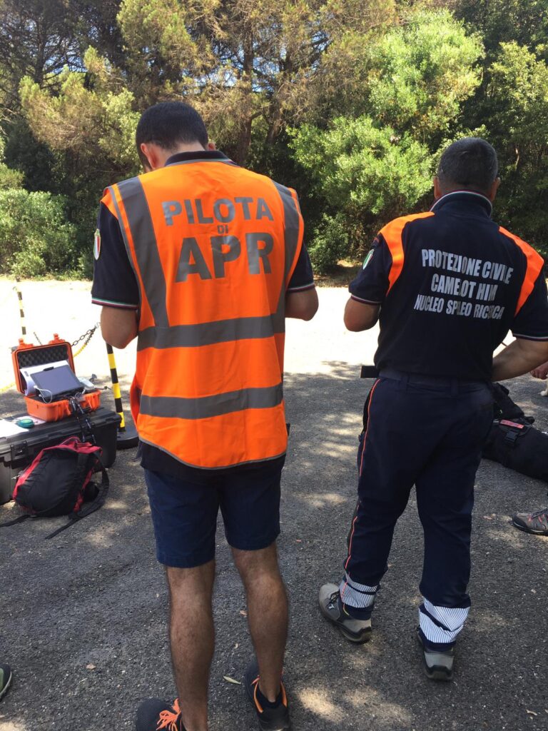 Pilota APR e volontario di protezione civile durante la preparazione dell’esercitazione